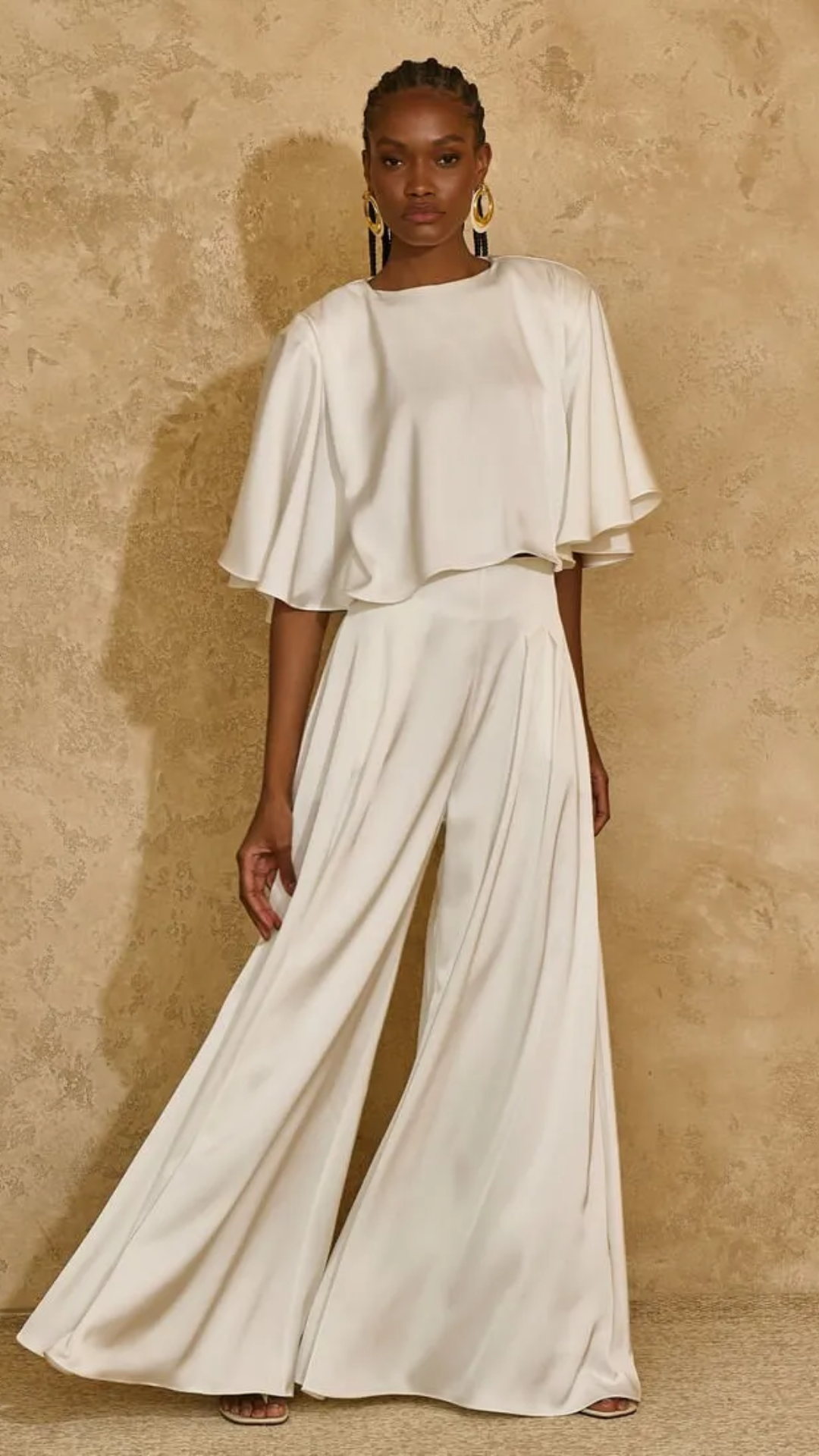 Conjunto Off White Cetim Pantalona e Blusa Godê Ombreiras