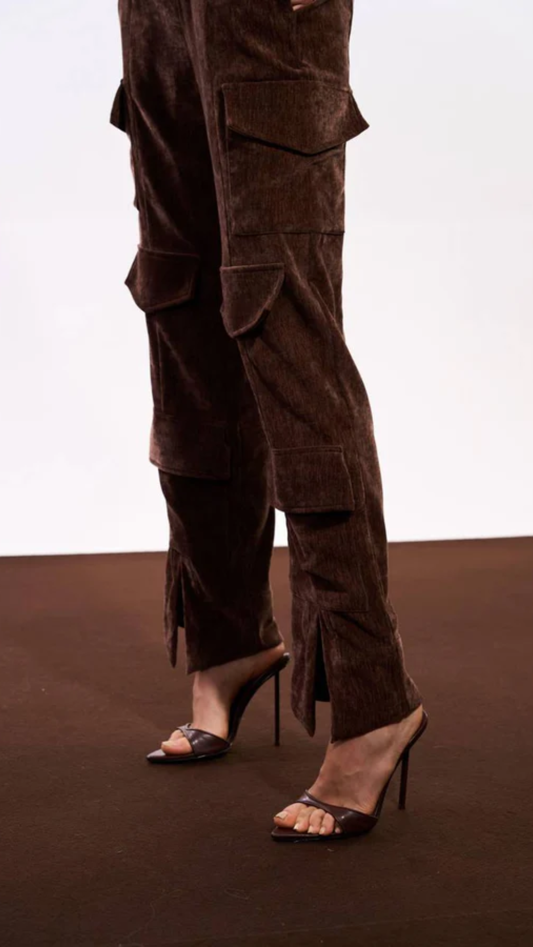 Calça Com Bolsos Frontal Marrom