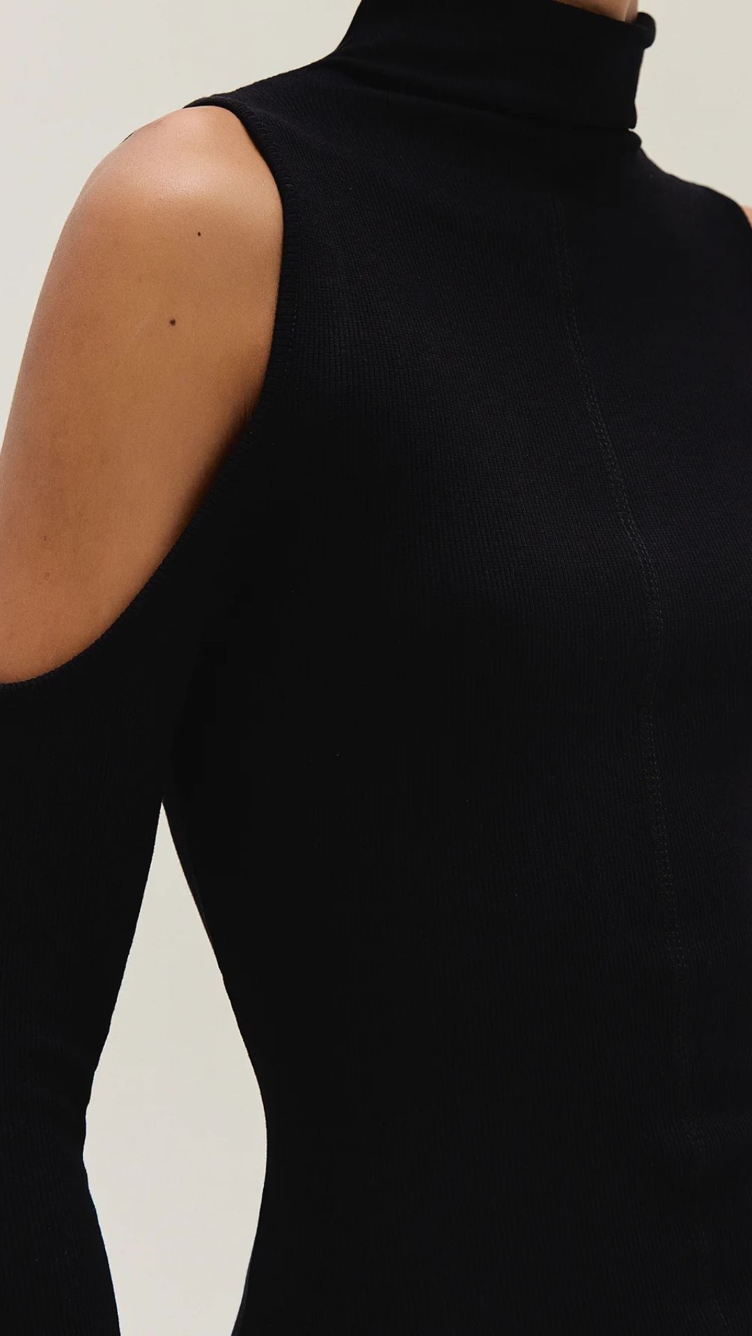 Blusa Gola Alta Abertura Ombro Malha Preta