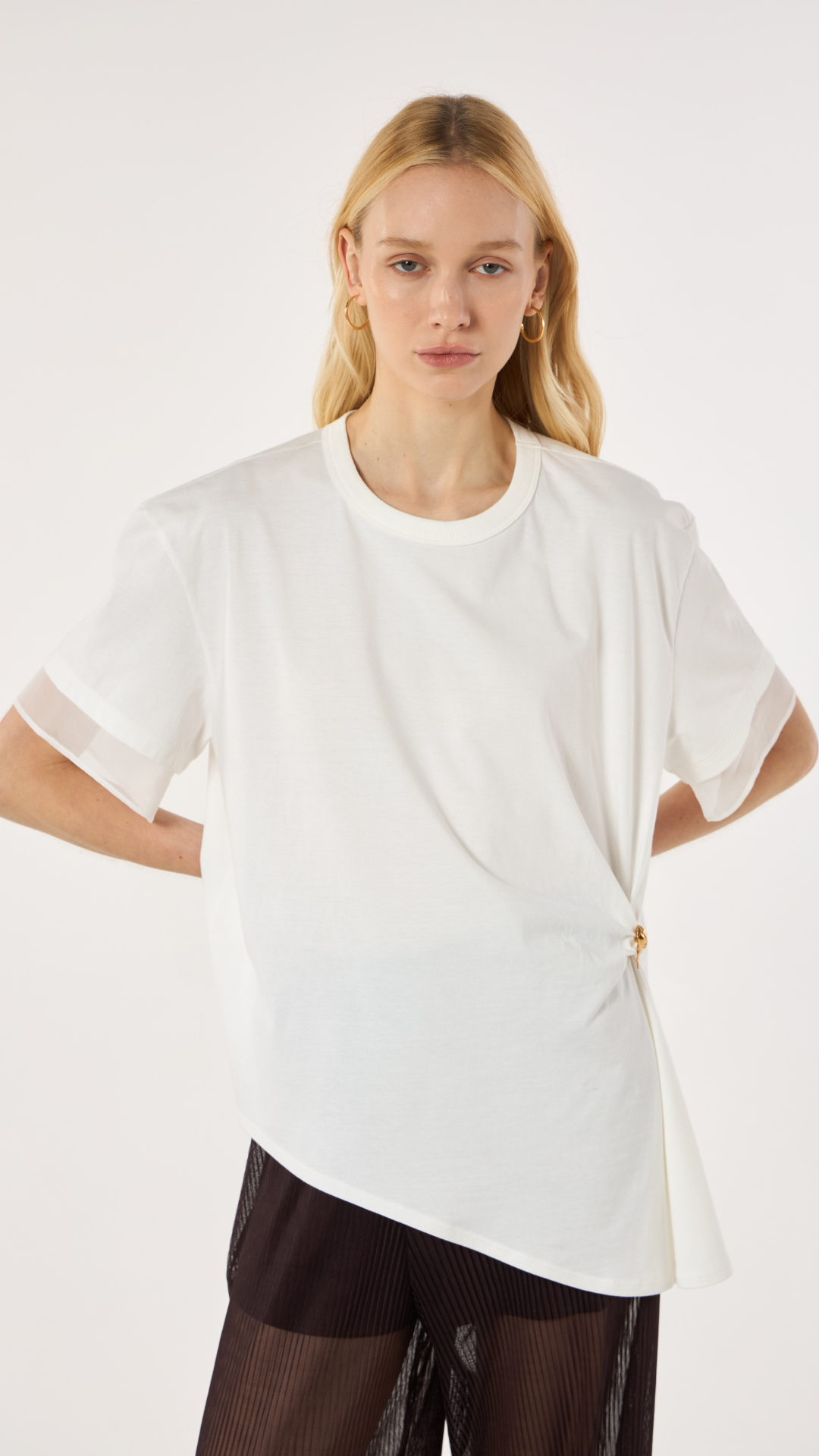 T-Shirt Dupla Detalhe Broche Off Shell