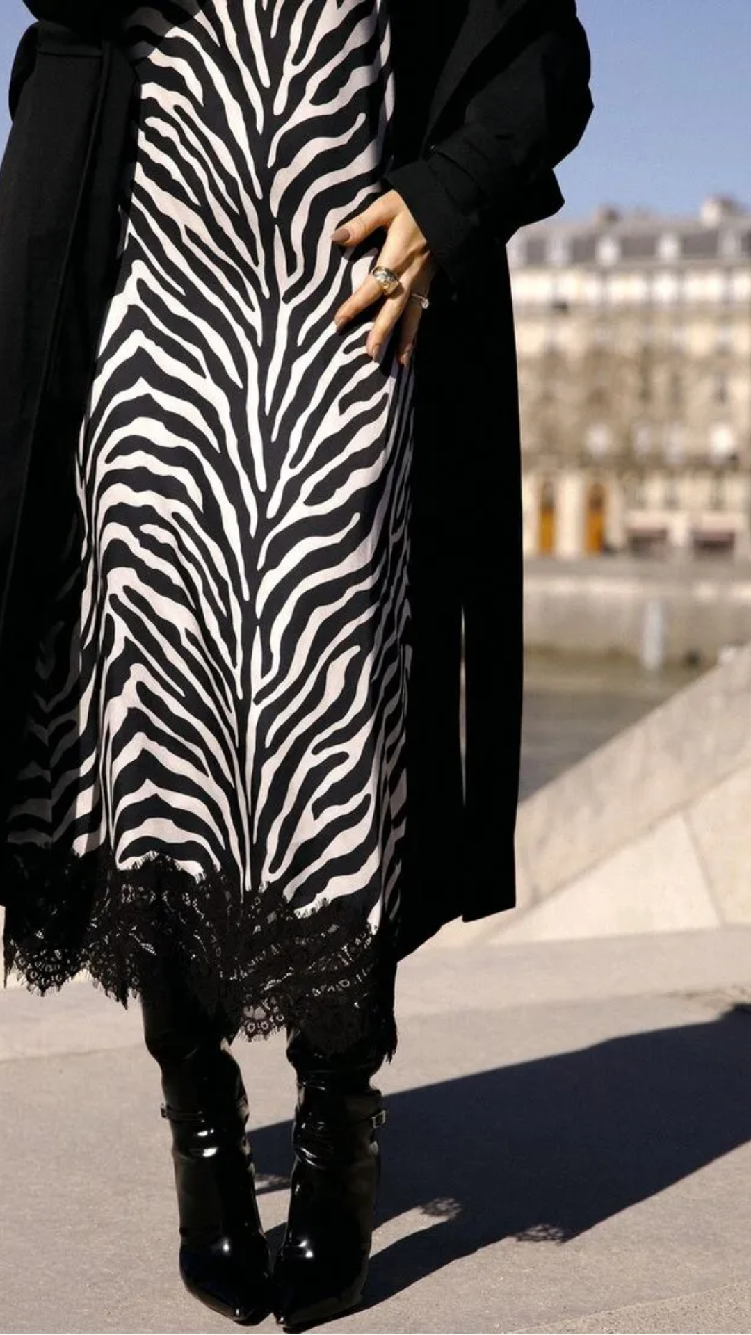 Vestido Midi de Cetim com Estampa de Zebra e Renda