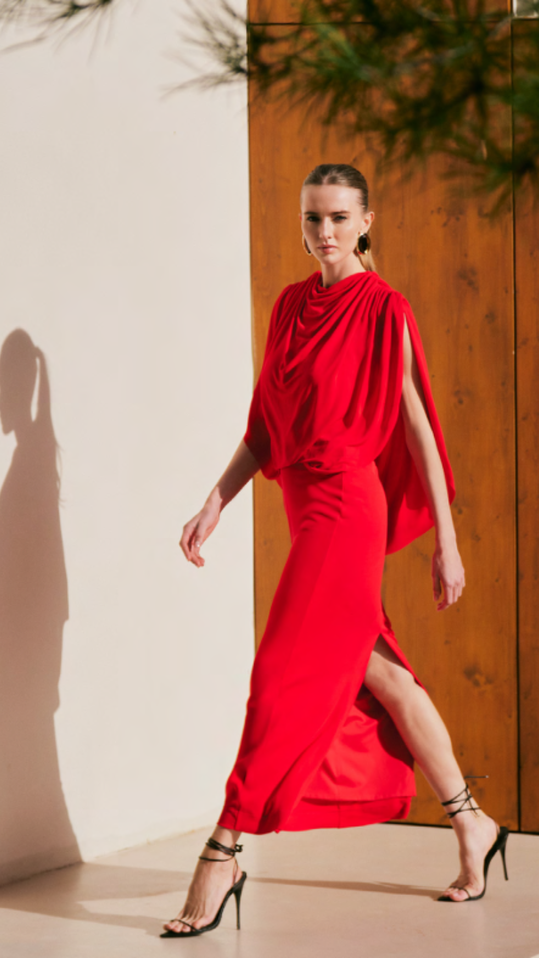 Vestido Drapeado Vazado Lateral Vermelho