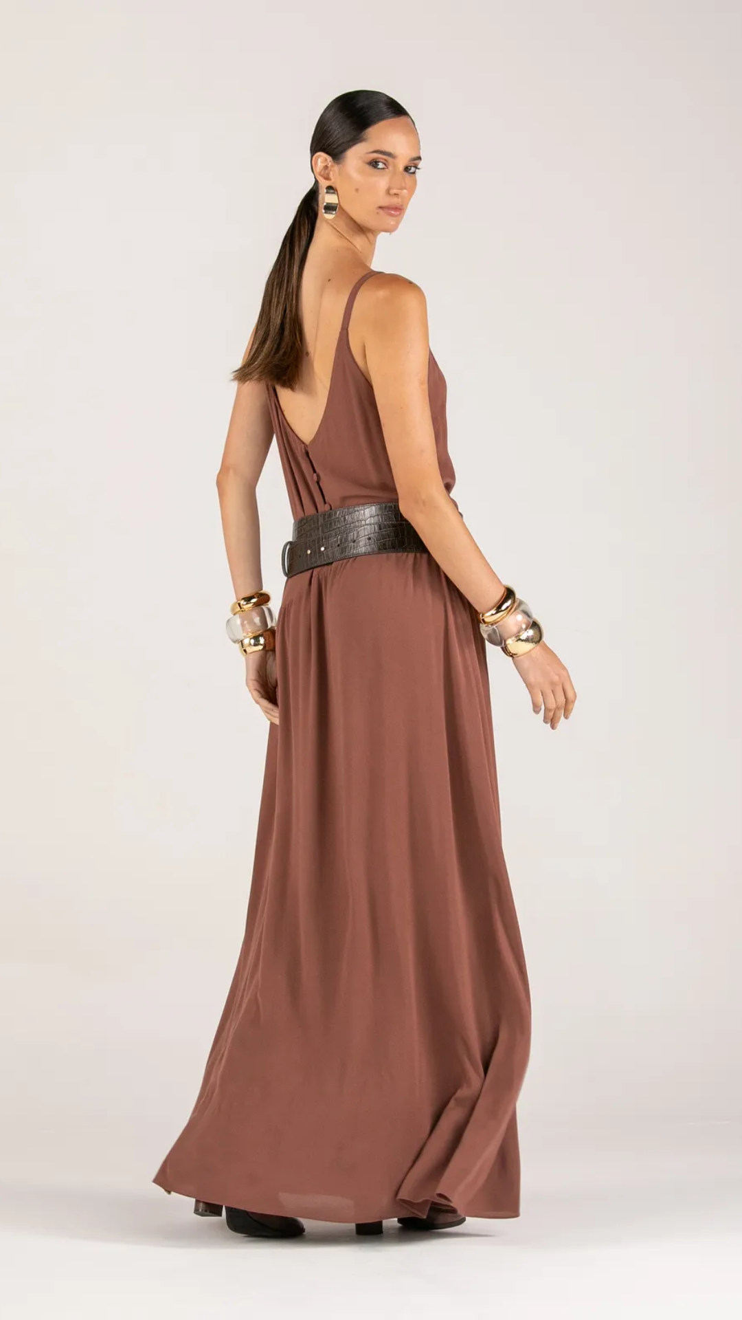Vestido Longo Cintura Baixa Assimétrica Marrom