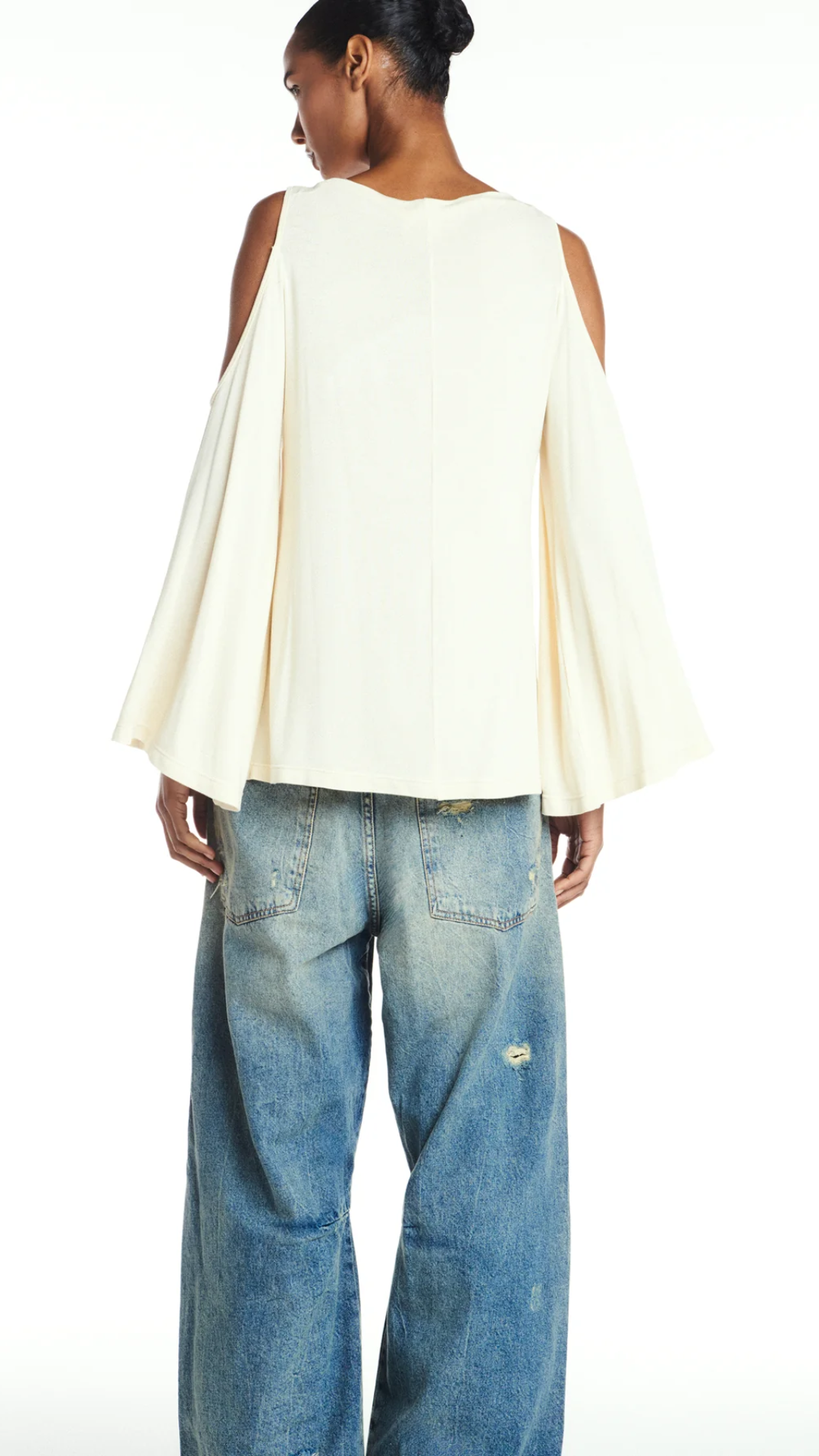Blusa Ampla Manga Longa Abertura Ombro Malha Manteiga