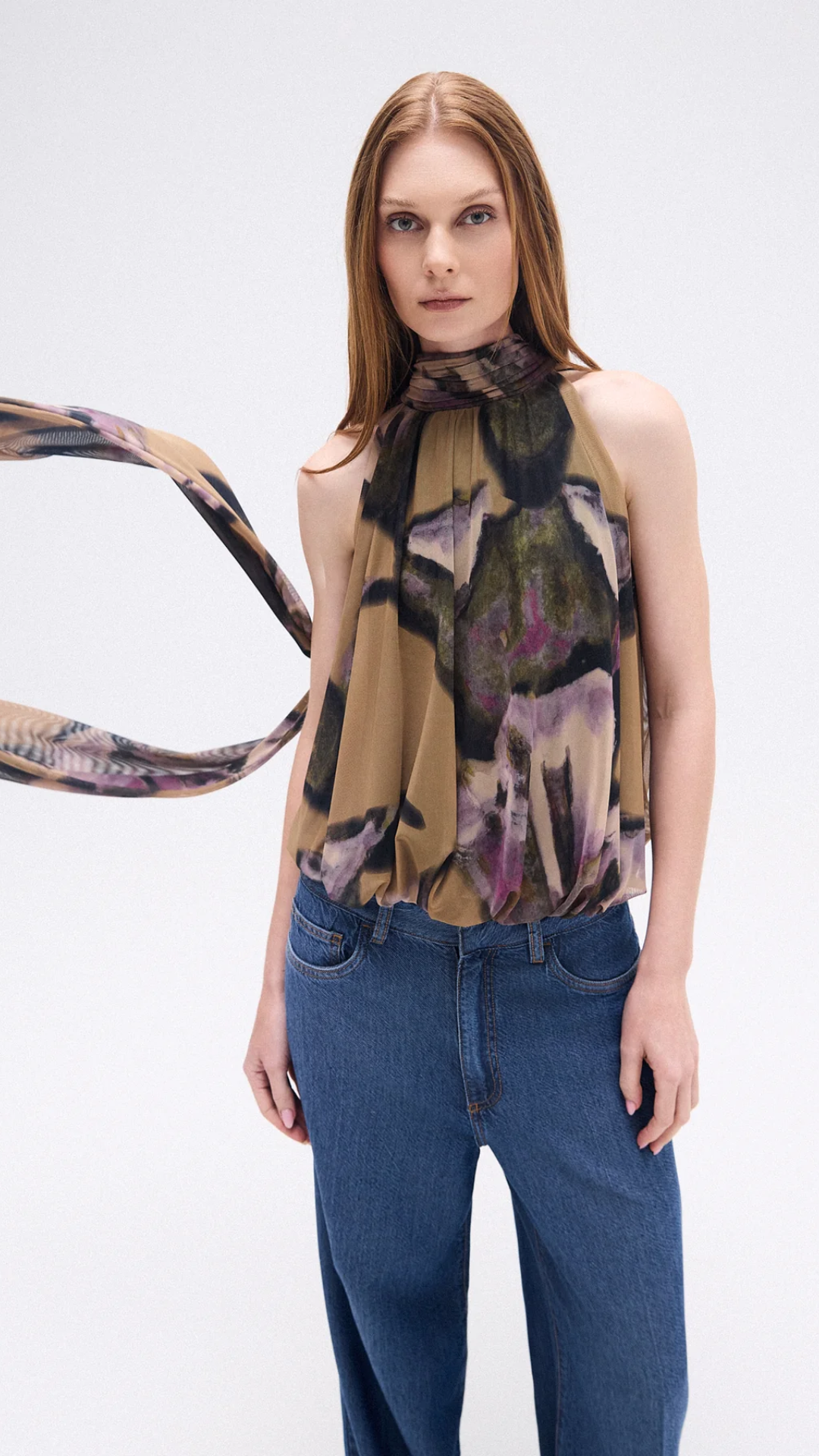 Blusa Gola Alta sem Manga Drapeada Tule Floral