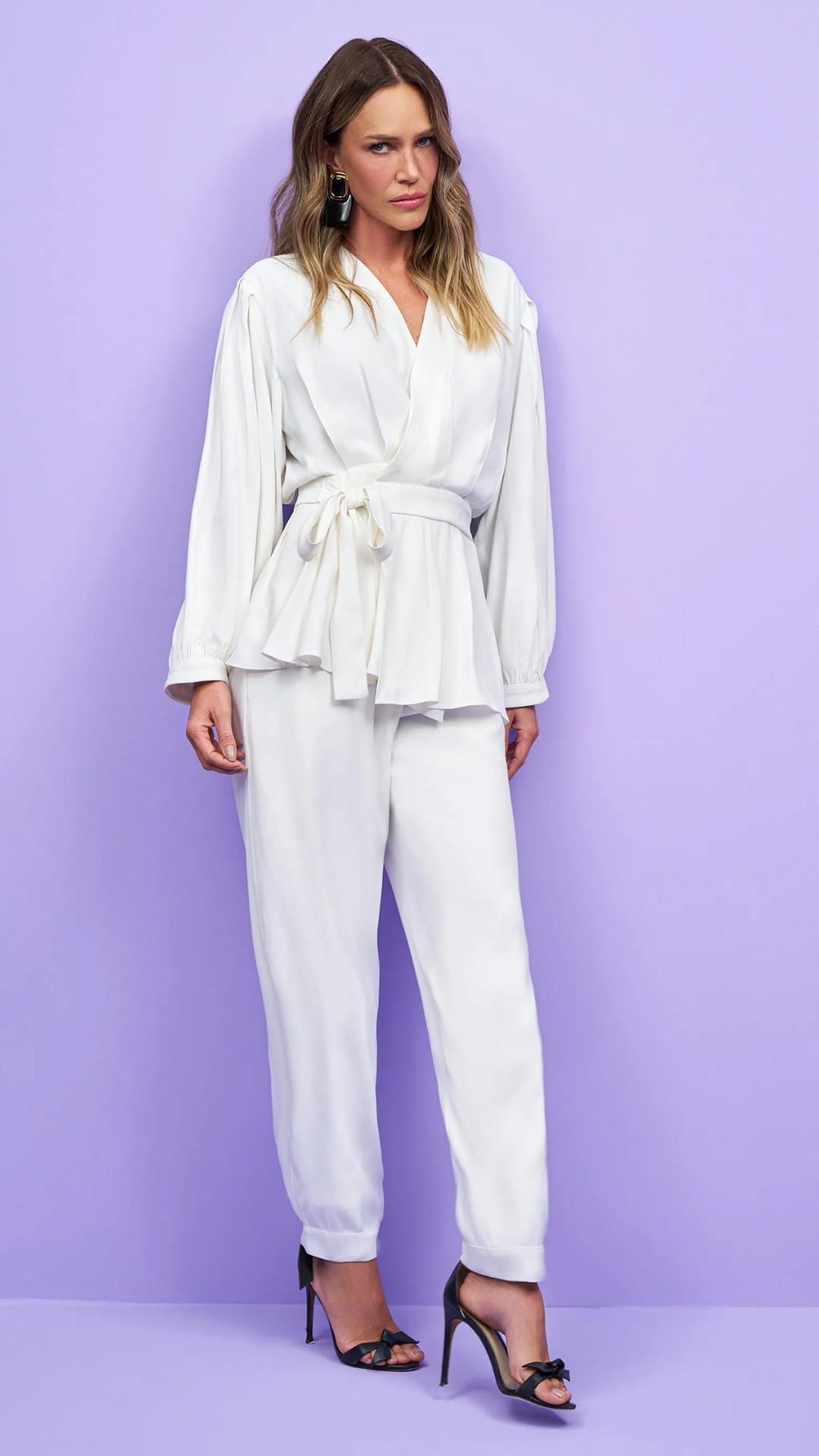 Conjunto Off White Camisa Transpassada e Calça