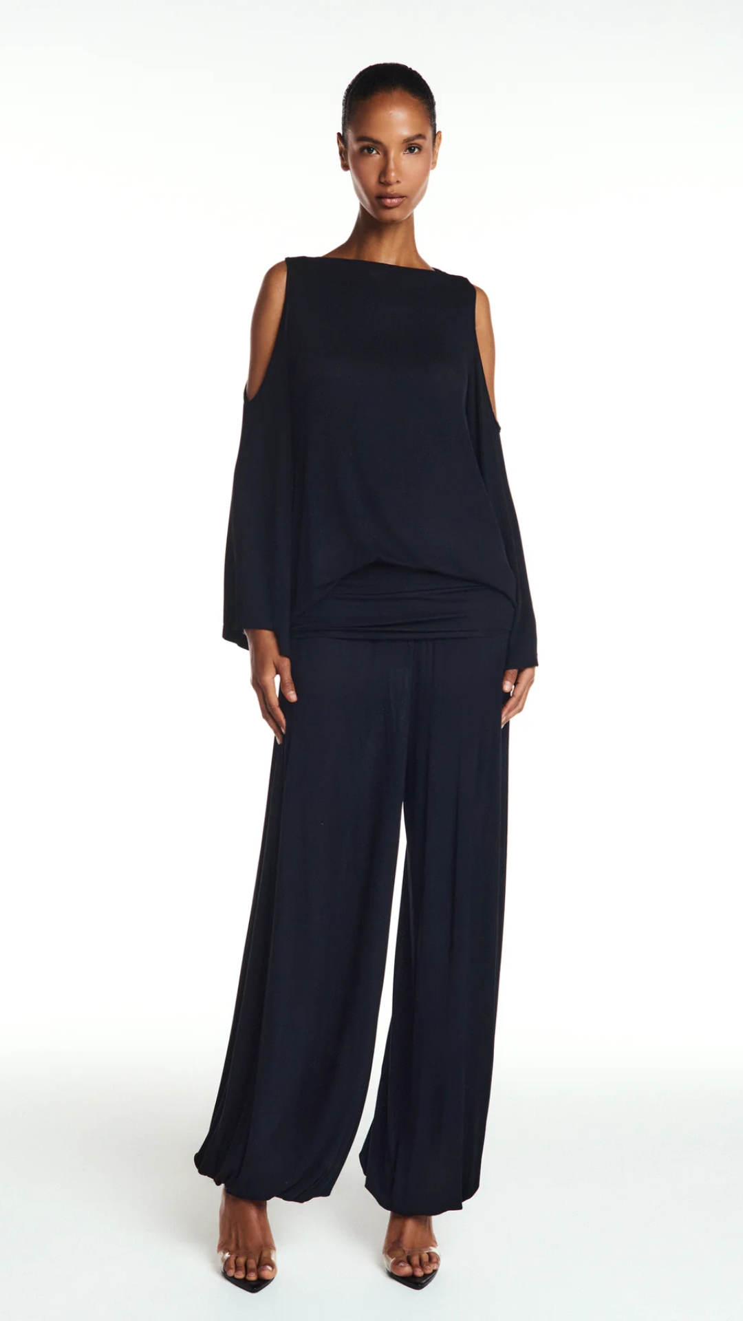 Blusa Ampla Manga Longa Abertura Ombro Malha Preta