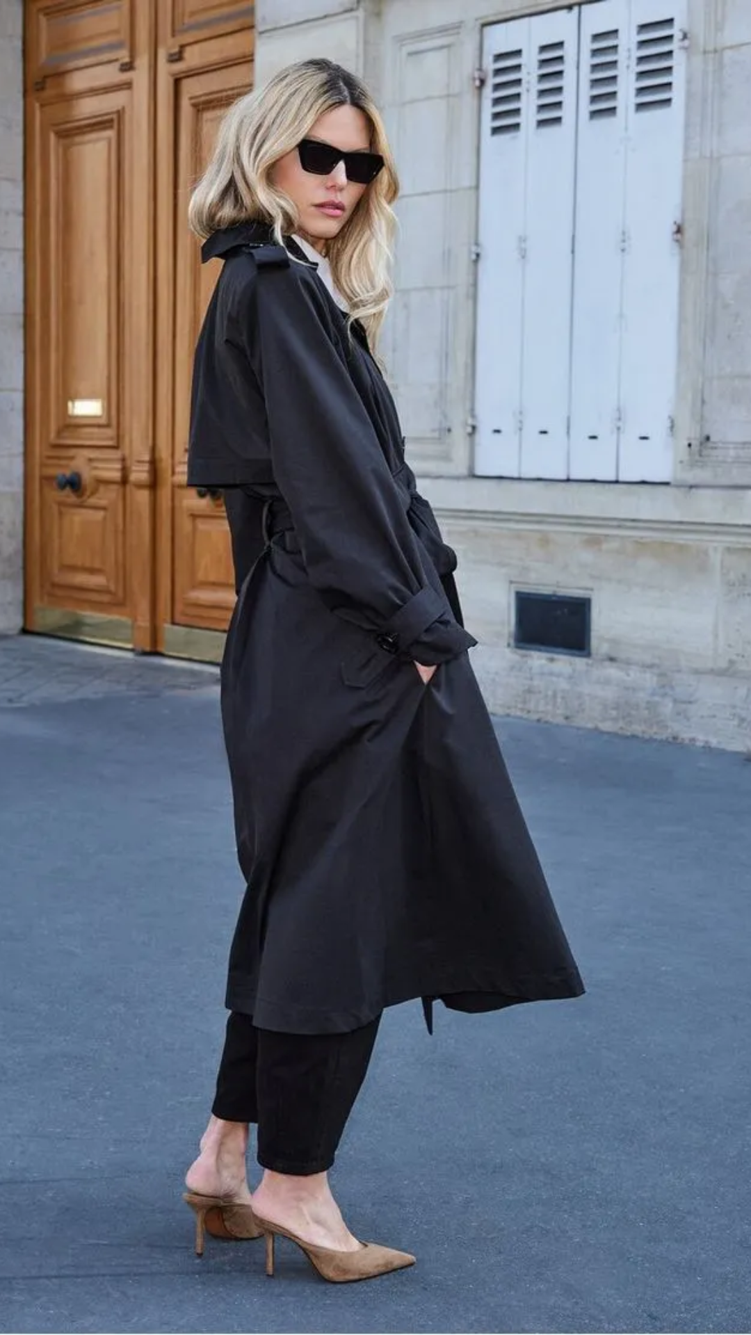 Trench Coat Pregas Passantes Largos e Recorte Sobreposto Preto