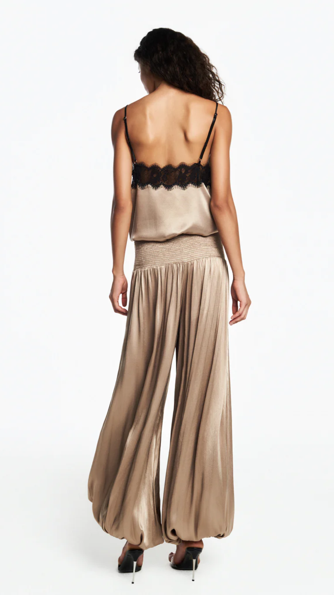 Regata Decote Renda Cetim Bege