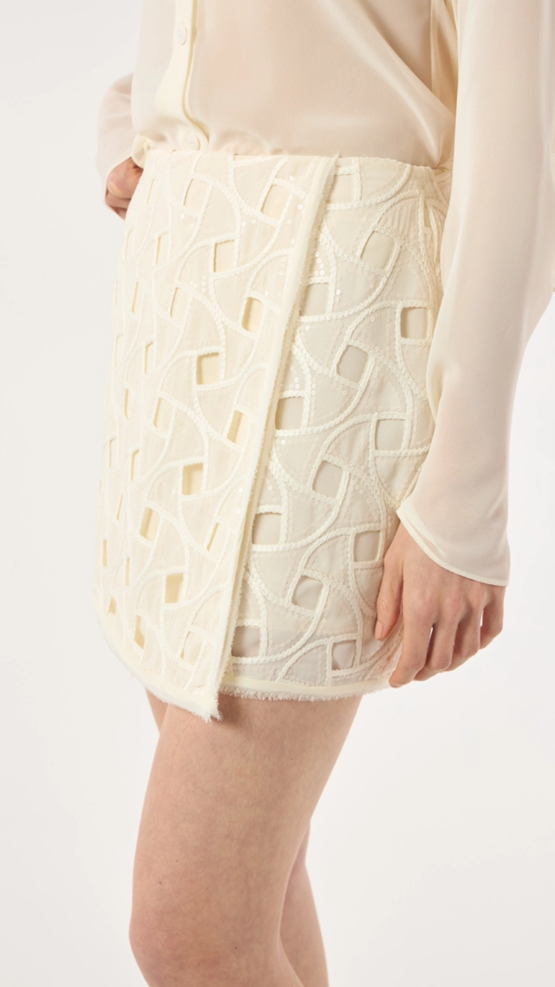 Saia Curta Detalhe Chiffon Bordado Off Shell