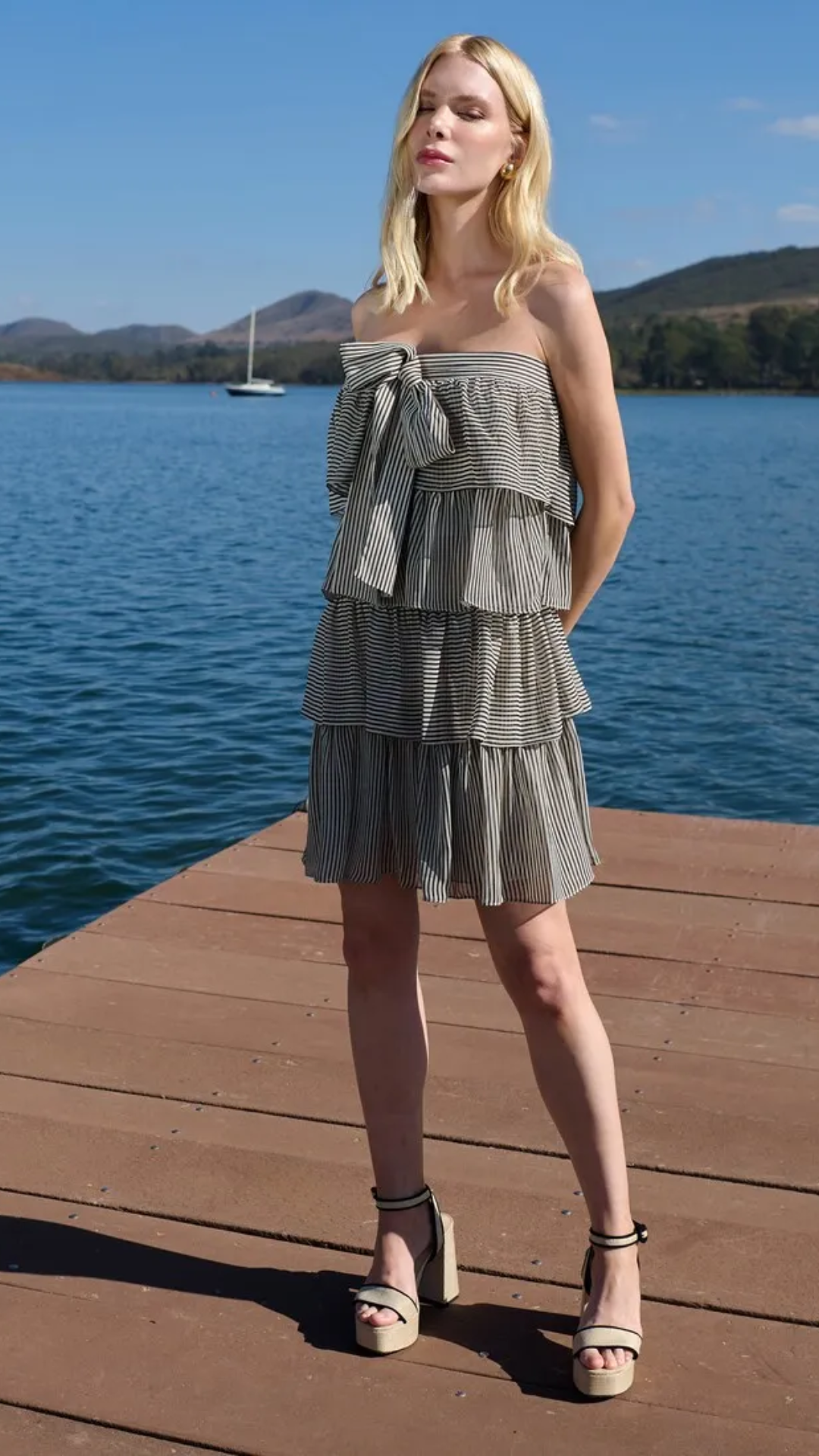 Vestido Curto Listrado com Babados