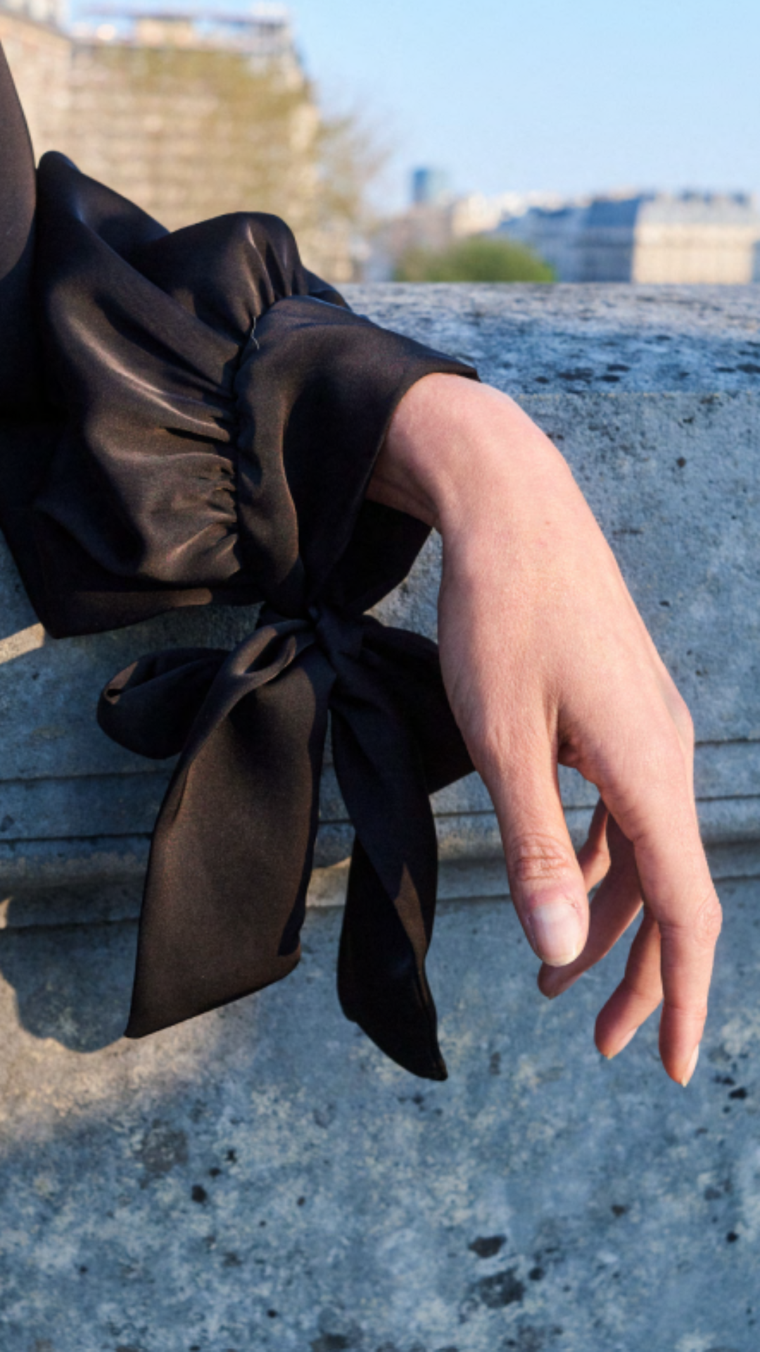 Vestido Gola Alta Laços Preto