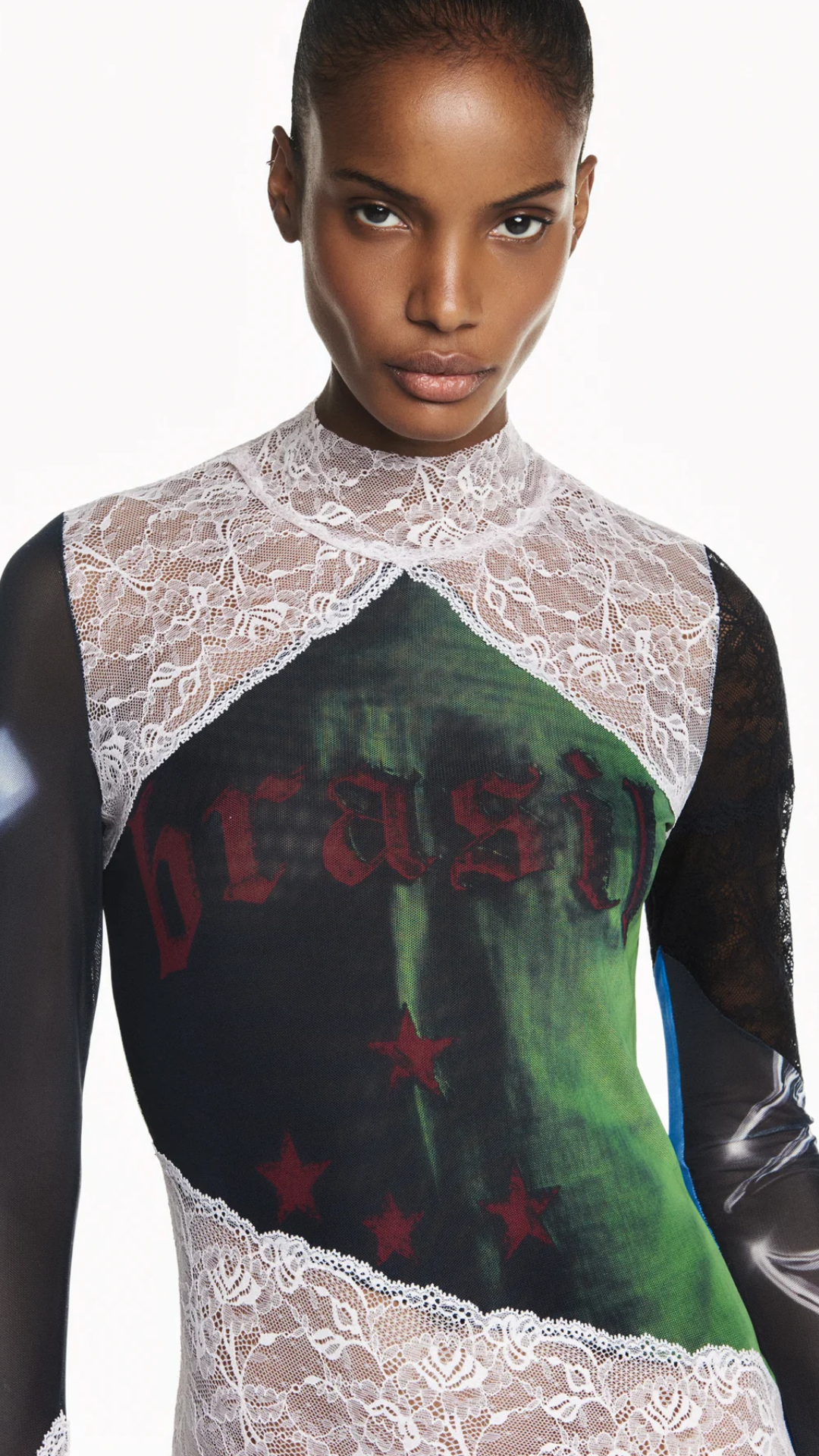 Blusa Manga Longa Gola Alta Tule e Renda Brasil