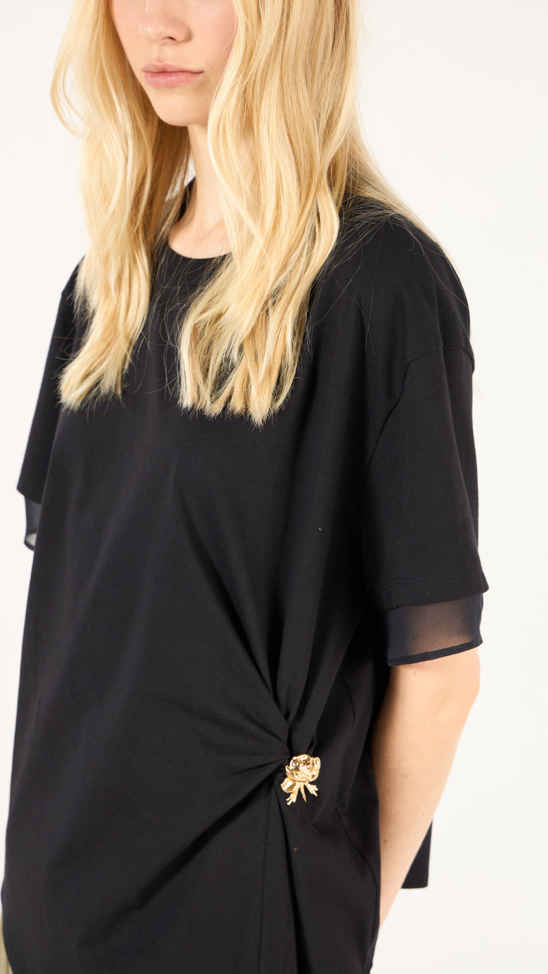 T-Shirt Dupla Detalhe Broche Preto