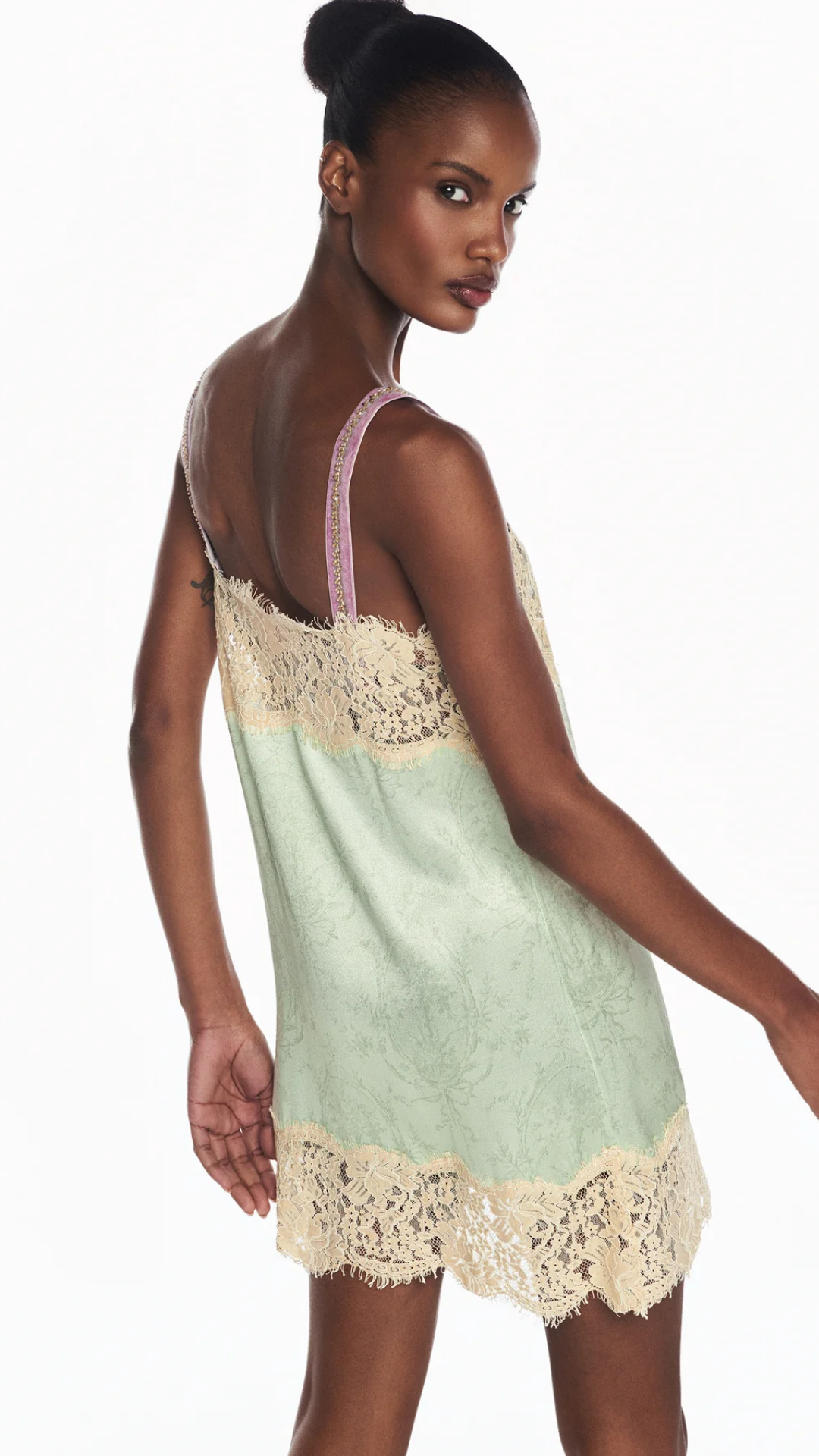 Vestido Curto Cetim Laço Verde Renda Bege