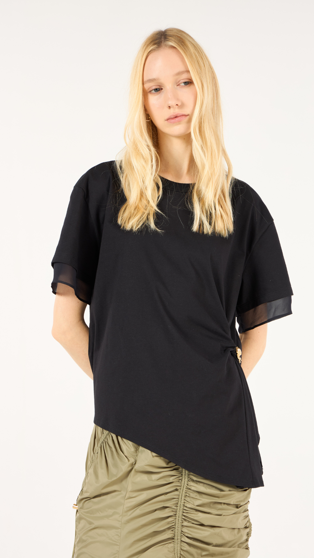 T-Shirt Dupla Detalhe Broche Preto
