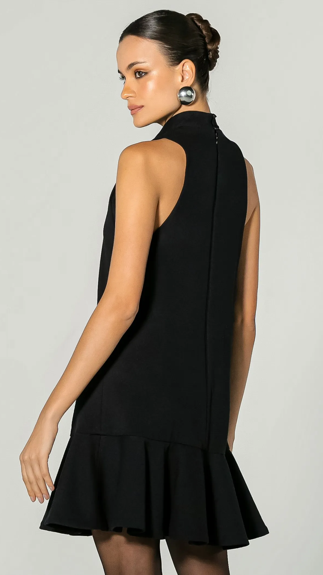 Vestido Curto Linha A com Recorte Godet Preto