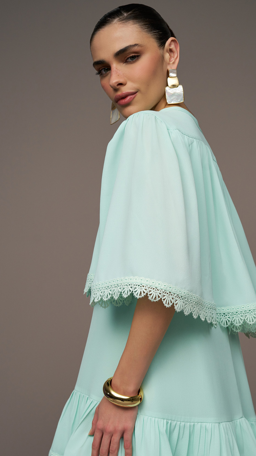 Vestido Curto Verde Água com Capa