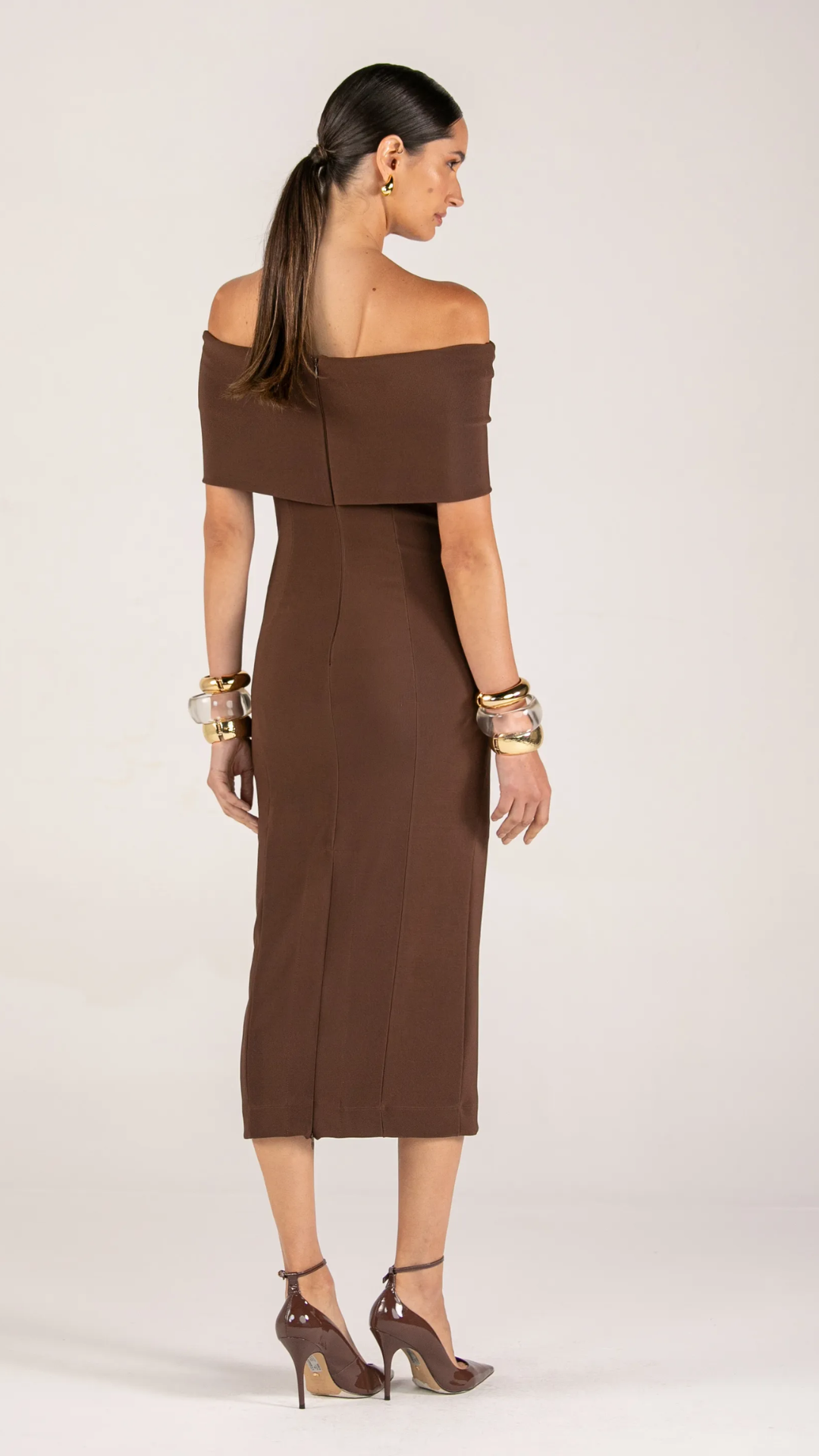 Vestido Midi Tubo Ombro a Ombro Marrom
