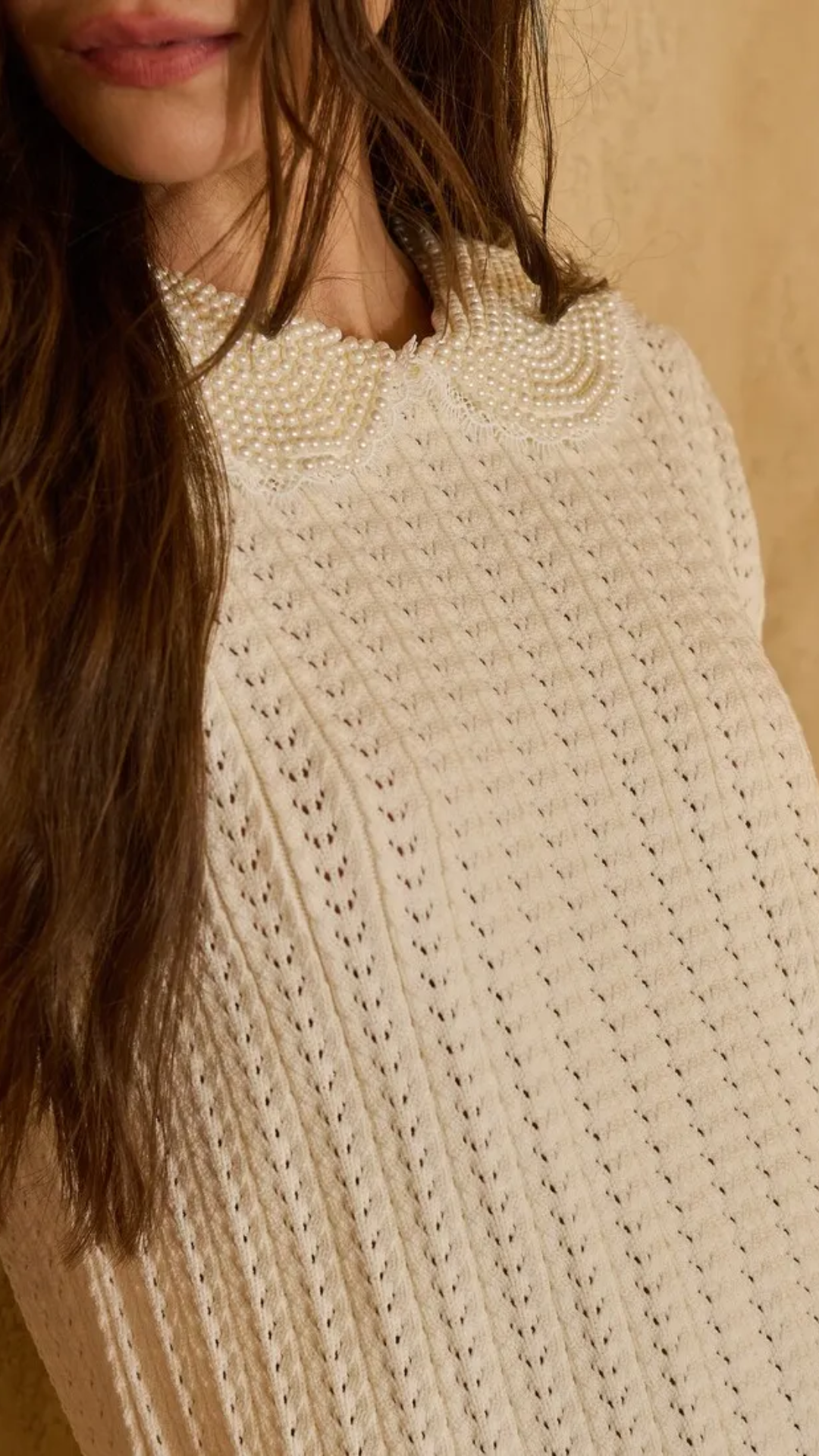Tricot Creme com Gola Polo Bordada de Pérolas