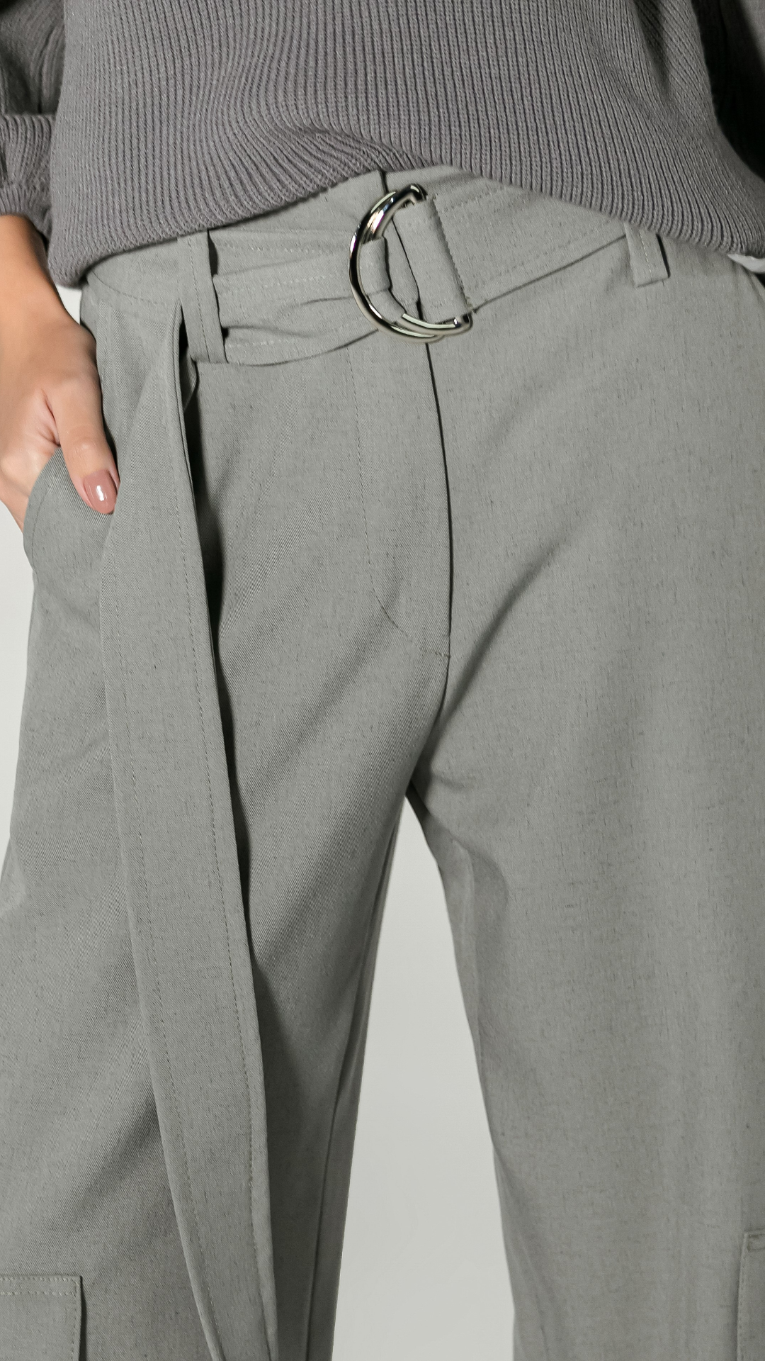 Calça Reta com Bolsos e Cinto Faixa Cinza
