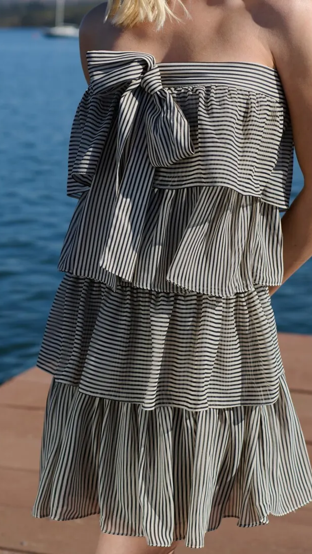 Vestido Curto Listrado com Babados