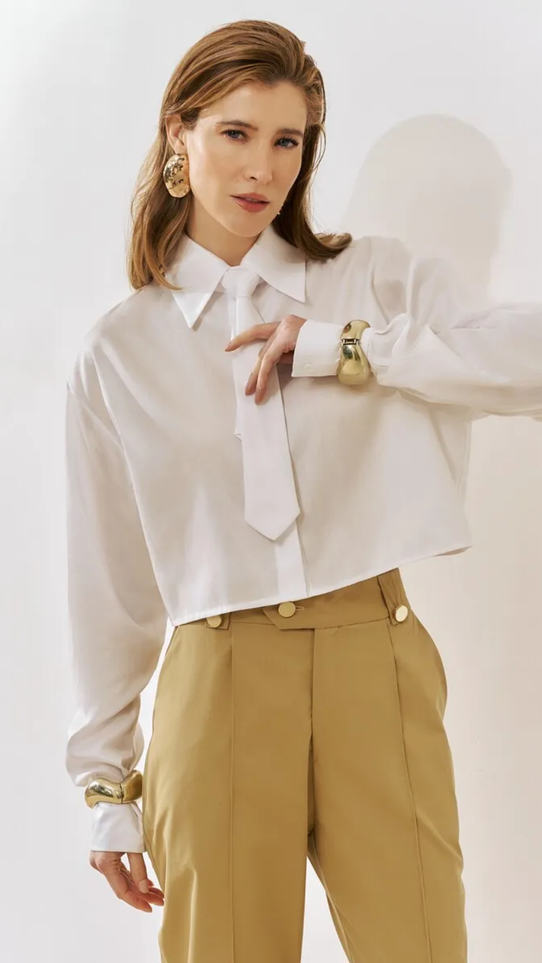 Camisa Cropped Branca de Tricoline com Gravata